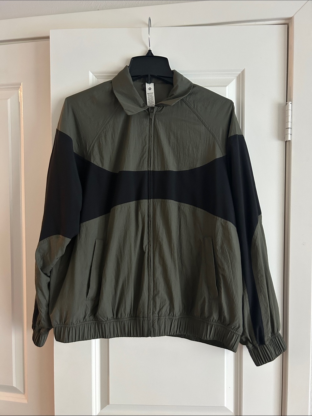 NWOT Lululemon Olive Green and Black Windbreaker Jacket - Picture 2 of 5